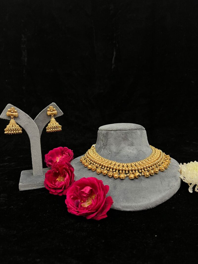 Aabhushan Gold Necklace With Jhumki